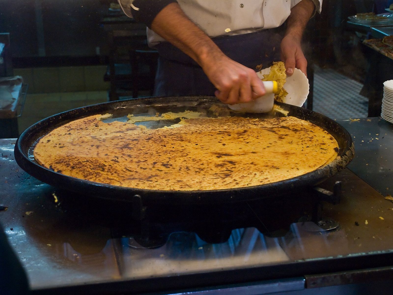 Fainè cotta in una grande teglia di rame